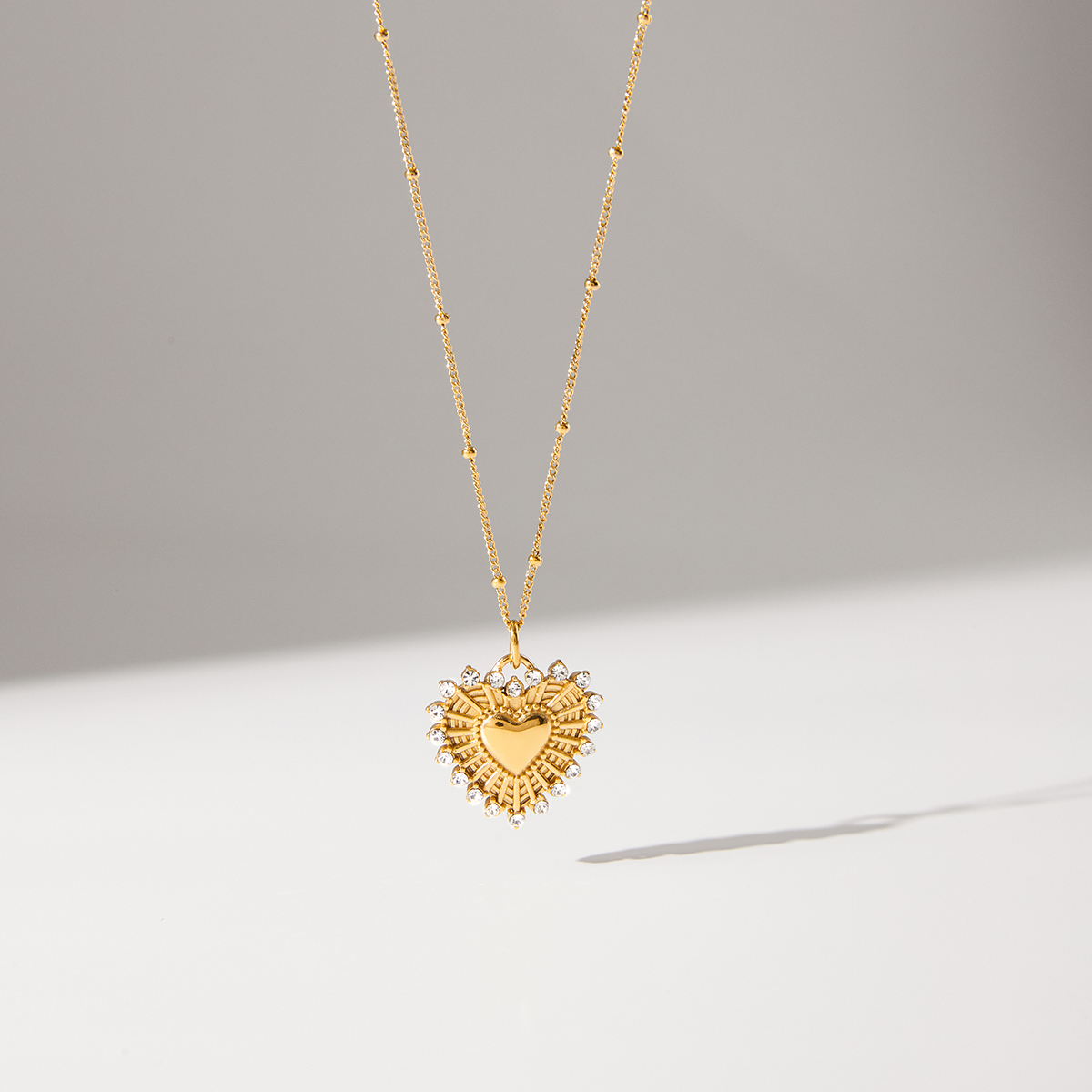 ELENYS Golden Sun Heart na krku – jemný sluneční třpyt